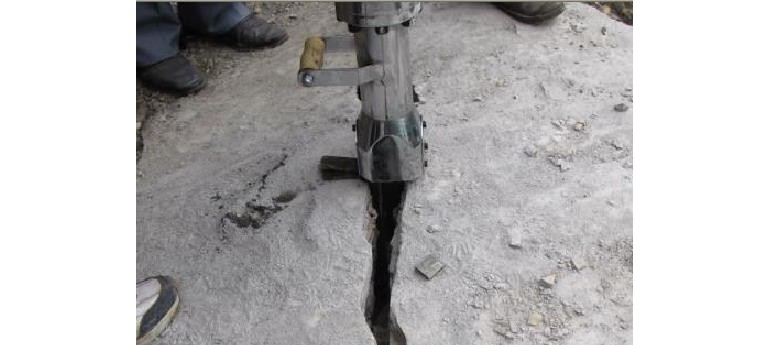 ​海阳市拆除石头用无声液压劈裂机设备